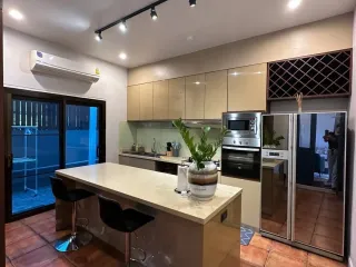 ให้เช่า 5 ห้องนอน บ้านเดี่ยว ใน วัฒนา, กรุงเทพฯ