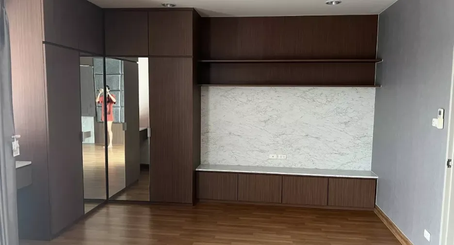 Haus zur Miete und zum Kauf mit 6 Zimmer in Don Mueang, Bangkok