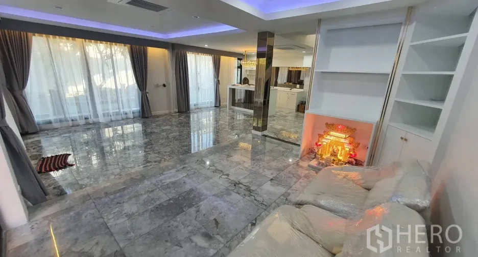 For rent 5 bedrooms house in Lat Phrao, Bangkok