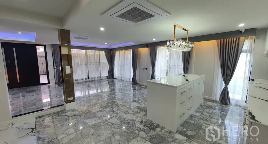 For rent 5 bedrooms house in Lat Phrao, Bangkok