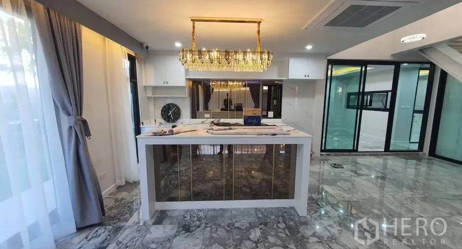 For rent 5 bedrooms house in Lat Phrao, Bangkok