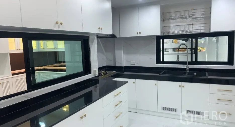 For rent 5 bedrooms house in Lat Phrao, Bangkok