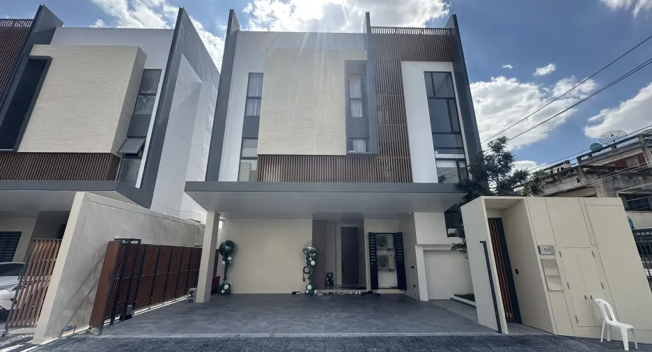 For sale 5 bedrooms house in Lat Phrao, Bangkok