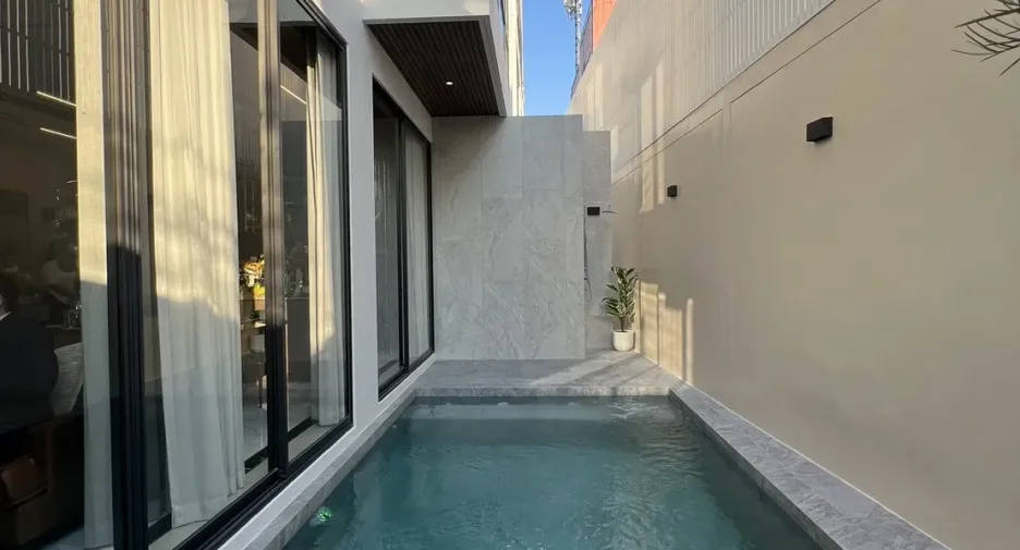 For sale 5 bedrooms house in Lat Phrao, Bangkok