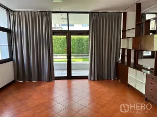 出租 5 卧室 独立屋 在 Phra Khanong, 曼谷