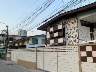 出租 5 卧室 独立屋 在 Phra Khanong, 曼谷