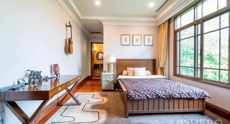 For rent 5 bedrooms house in Watthana, Bangkok