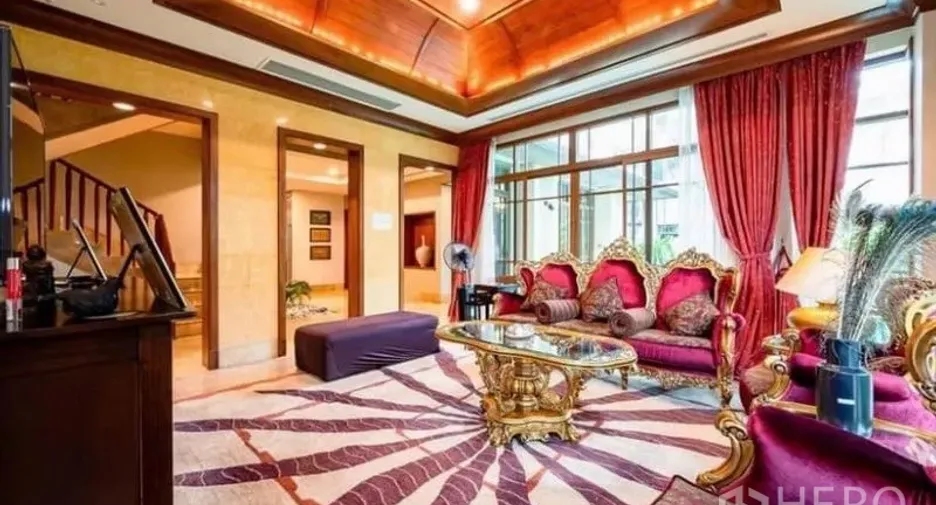 For rent 5 bedrooms house in Watthana, Bangkok