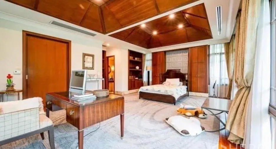 For rent 5 bedrooms house in Watthana, Bangkok