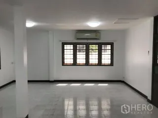 ให้เช่า 3 ห้องนอน บ้านเดี่ยว ใน วัฒนา, กรุงเทพฯ