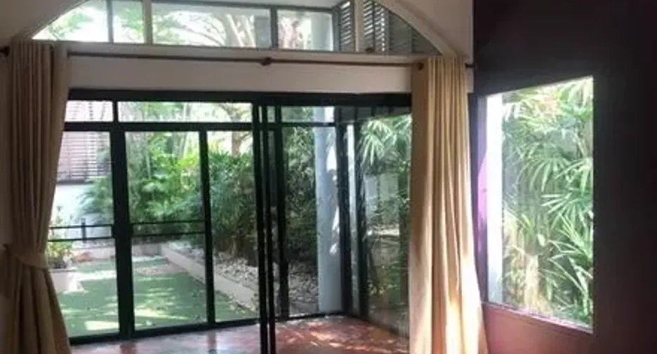 Casa en alquiler de 3 habitaciones en Yan Nawa, Bangkok