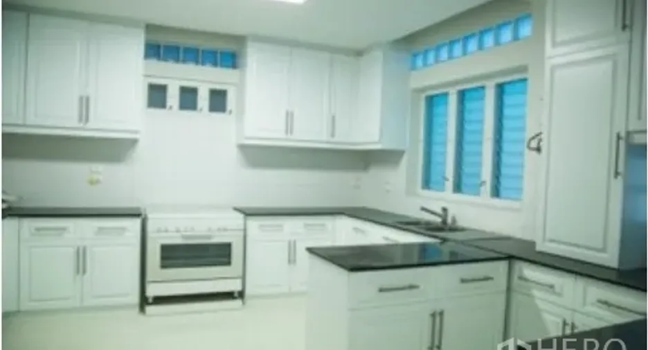 For rent 5 bedrooms house in Khlong Toei, Bangkok