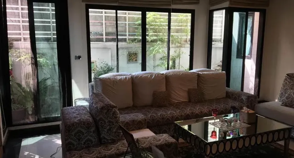 Haus zur Miete mit 6 Zimmer in Khlong Toei, Bangkok