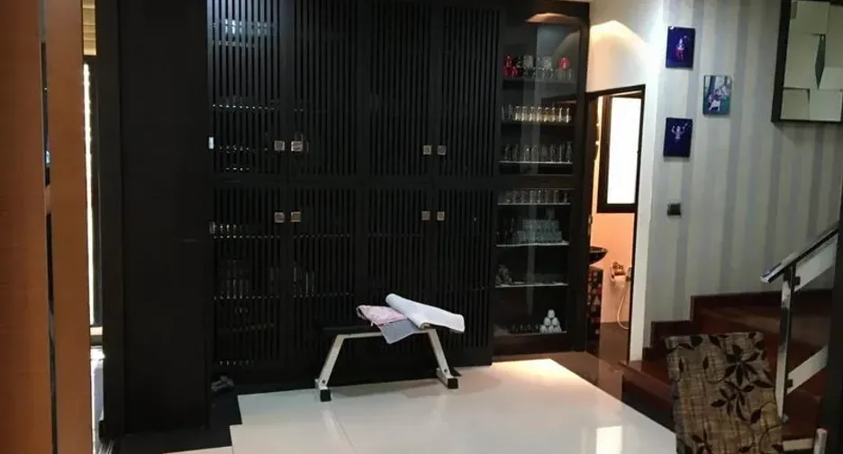 Haus zur Miete mit 6 Zimmer in Khlong Toei, Bangkok