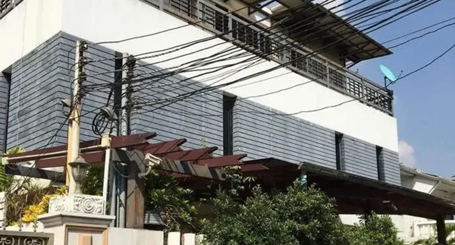 Haus zur Miete mit 6 Zimmer in Khlong Toei, Bangkok