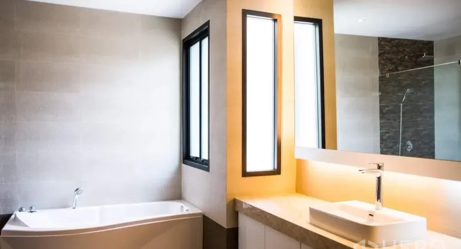 Haus zur Miete mit 4 Zimmer in Khlong Toei, Bangkok