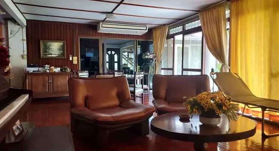 For rent 5 bedrooms house in Mueang Samut Prakan, Samut Prakan