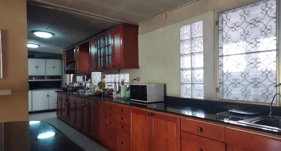 For rent 5 bedrooms house in Mueang Samut Prakan, Samut Prakan