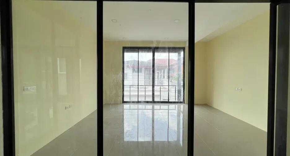 For rent and for sale 3 bedrooms house in Phra Khanong, Bangkok