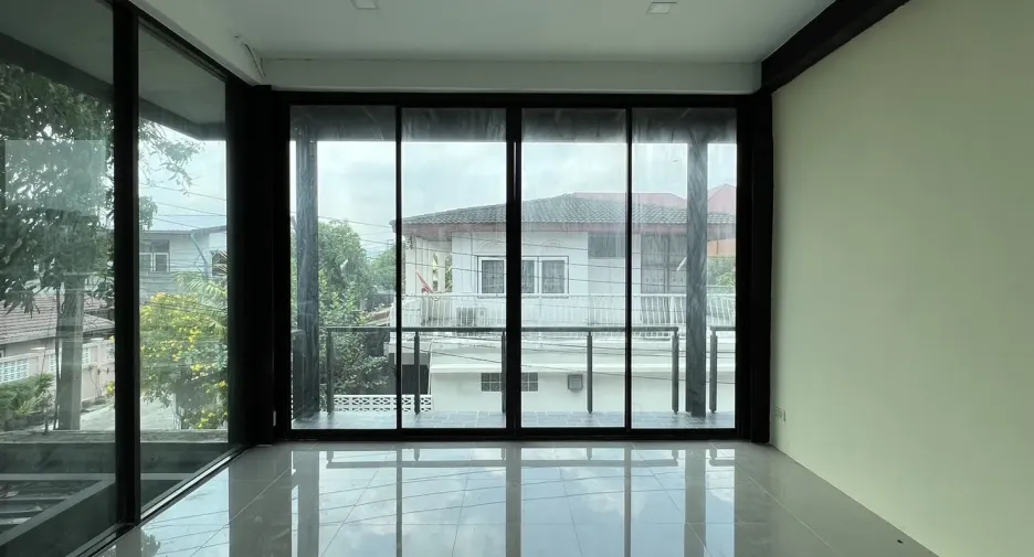 For rent and for sale 3 bedrooms house in Phra Khanong, Bangkok
