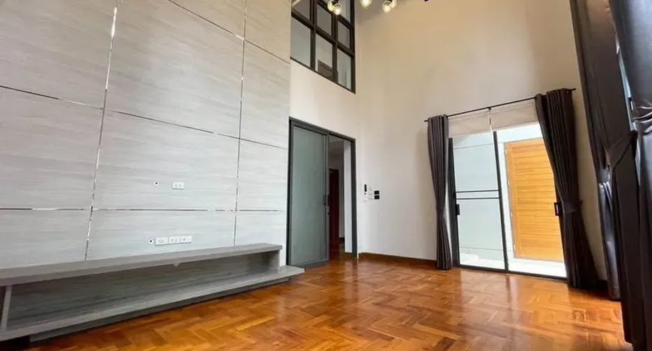 For rent 5 bedrooms house in Bang Na, Bangkok