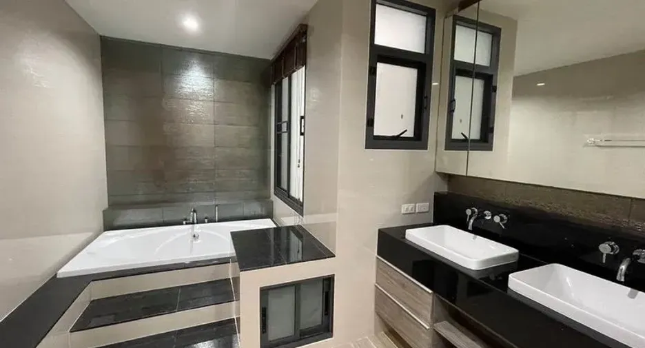 For rent 5 bedrooms house in Bang Na, Bangkok
