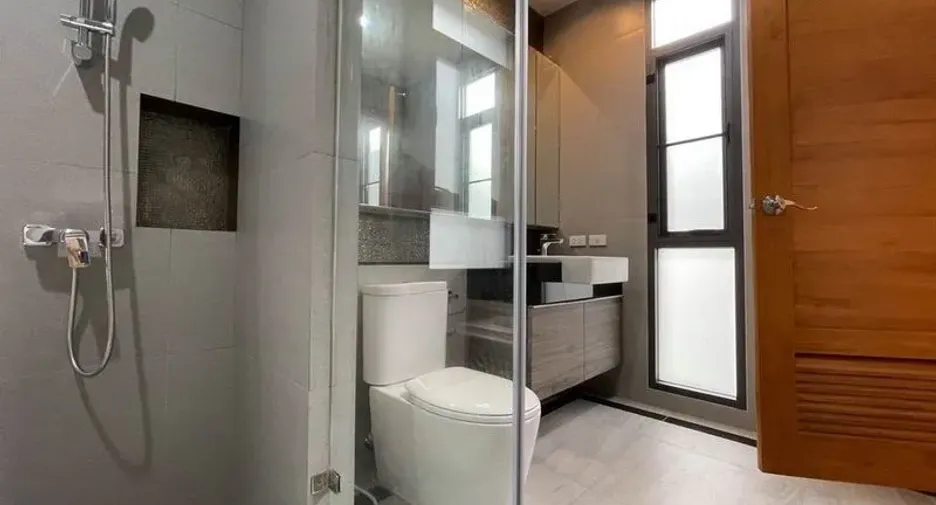 For rent 5 bedrooms house in Bang Na, Bangkok