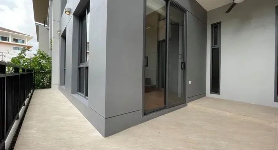 For rent 5 bedrooms house in Bang Na, Bangkok