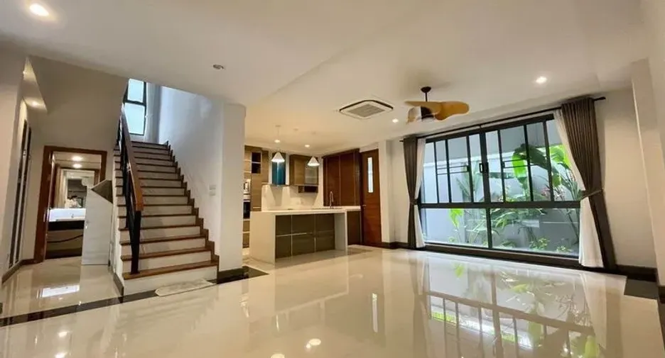 For rent 5 bedrooms house in Bang Na, Bangkok