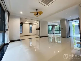 For rent 5 ベッドルーム house in Bang Na, Bangkok