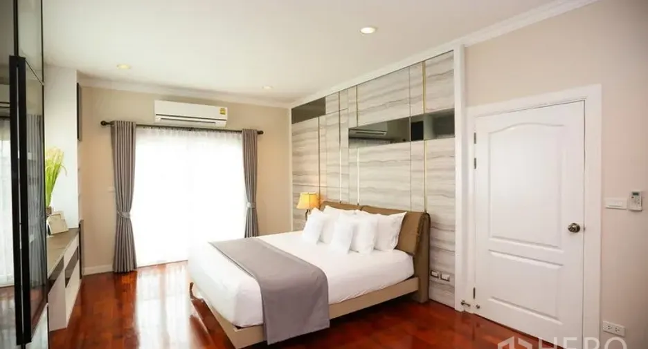 For rent 4 bedrooms house in Bang Na, Bangkok