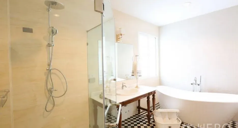 For rent 4 bedrooms house in Bang Na, Bangkok