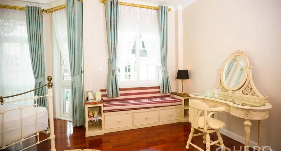 For rent 4 bedrooms house in Bang Na, Bangkok