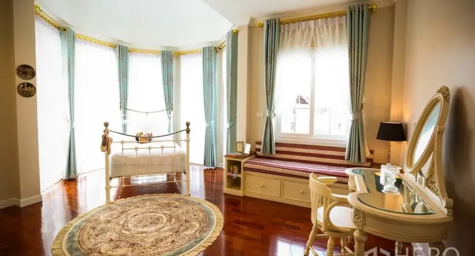 For rent 4 bedrooms house in Bang Na, Bangkok