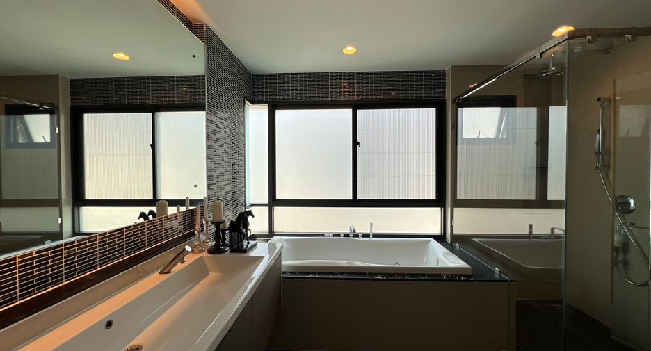 For rent 5 bedrooms house in Bang Kapi, Bangkok