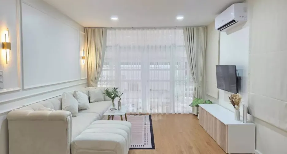 À louer 4 chambres maison à Huai Khwang, Bangkok