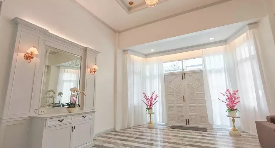 À louer 6 chambres maison à Yan Nawa, Bangkok
