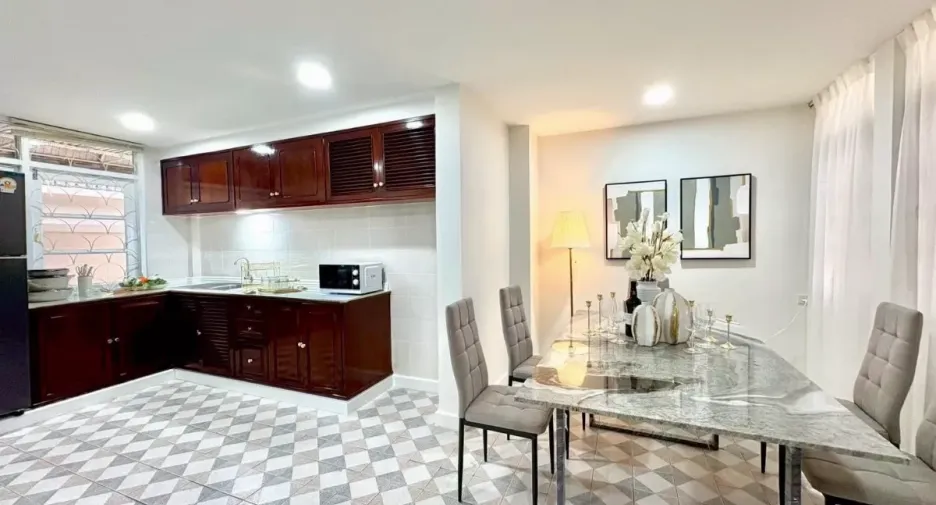 For rent 5 bedrooms house in Huai Khwang, Bangkok