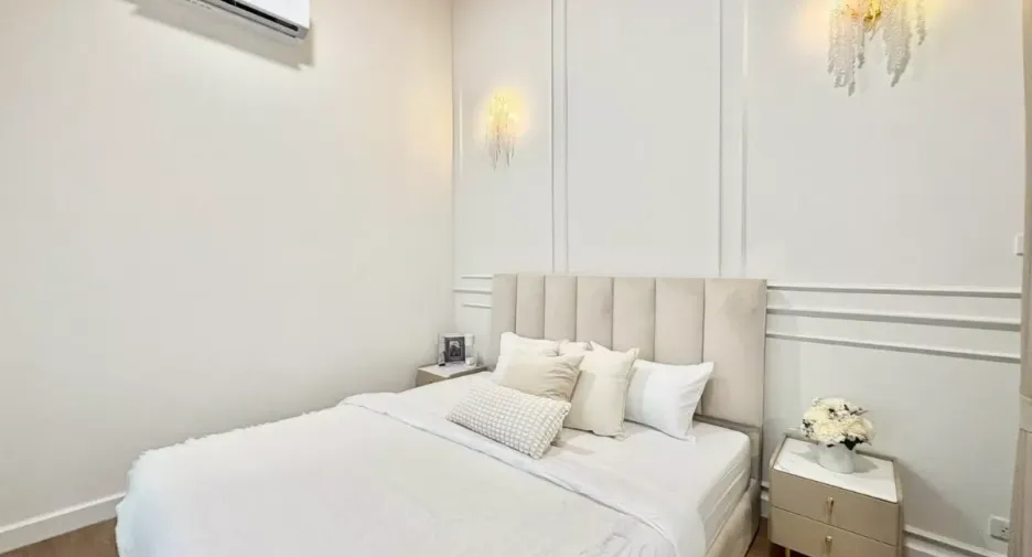 For rent 5 bedrooms house in Huai Khwang, Bangkok