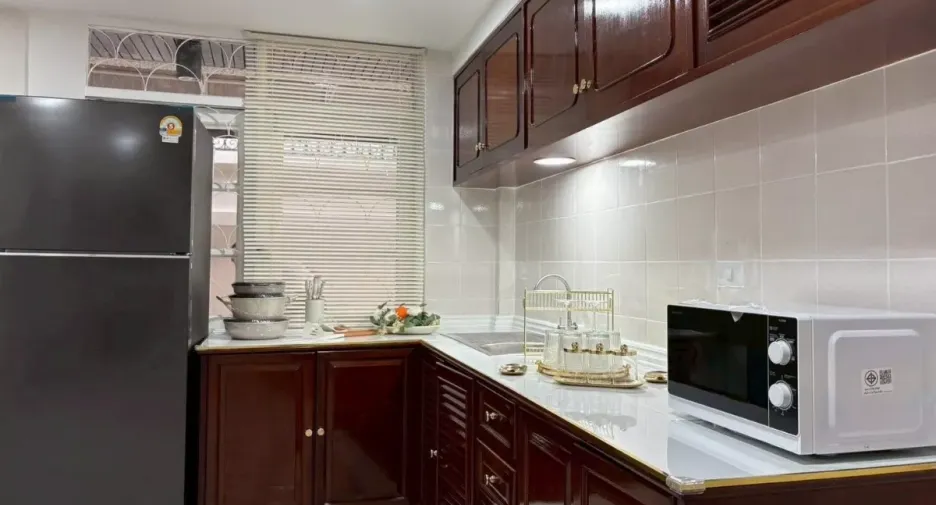 For rent 5 bedrooms house in Huai Khwang, Bangkok
