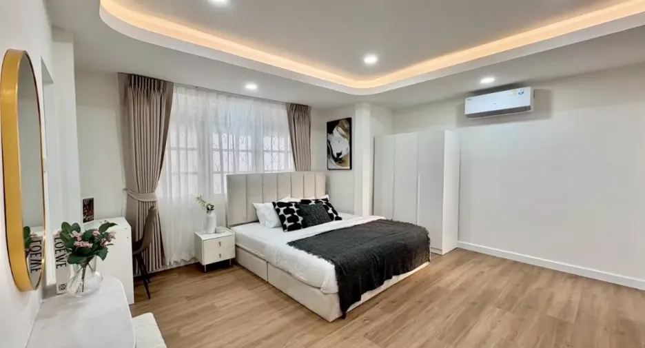For rent 5 bedrooms house in Huai Khwang, Bangkok