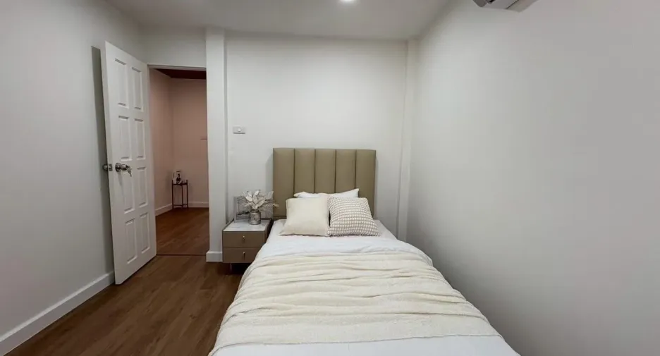 For rent 5 bedrooms house in Huai Khwang, Bangkok