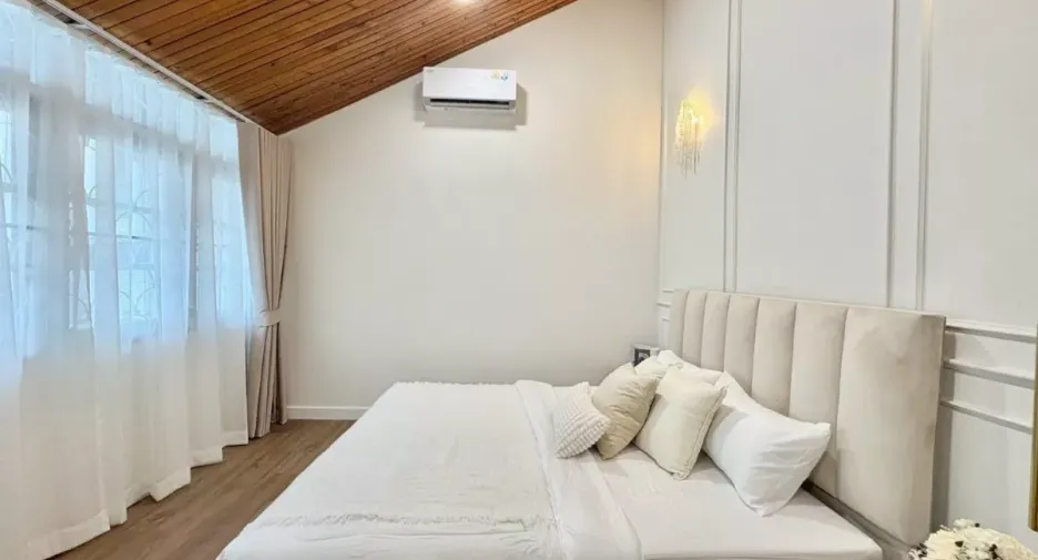 For rent 5 bedrooms house in Huai Khwang, Bangkok