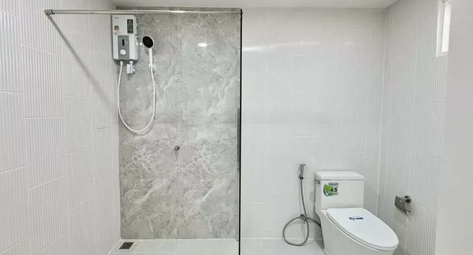 For rent 5 bedrooms house in Huai Khwang, Bangkok