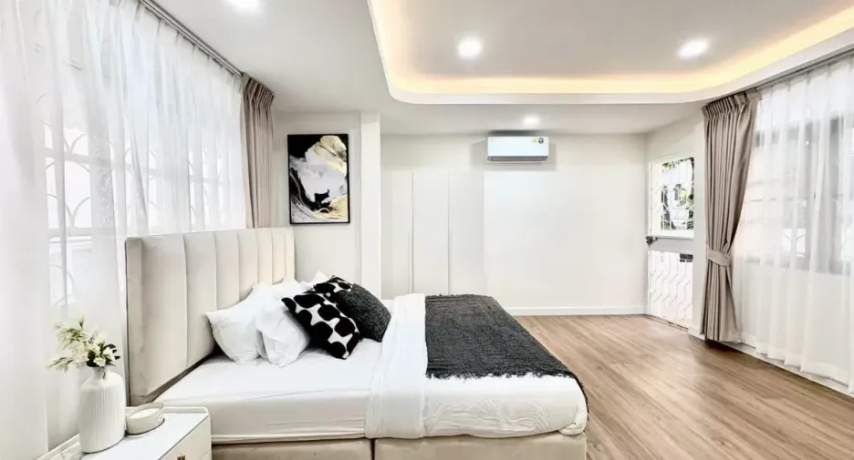 For rent 5 bedrooms house in Huai Khwang, Bangkok