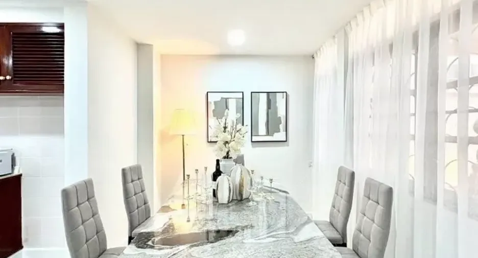 For rent 5 bedrooms house in Huai Khwang, Bangkok