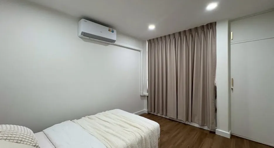For rent 5 bedrooms house in Huai Khwang, Bangkok