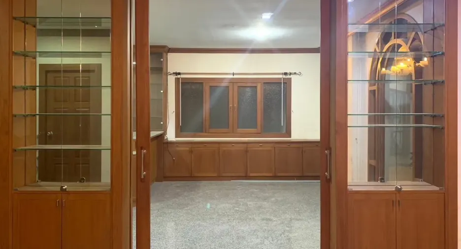 For rent 4 bedrooms house in Watthana, Bangkok