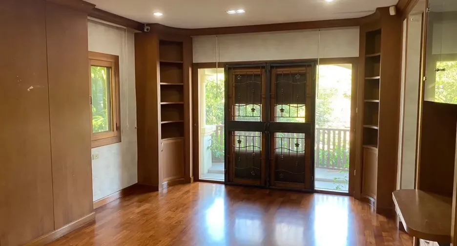 For rent 4 bedrooms house in Watthana, Bangkok