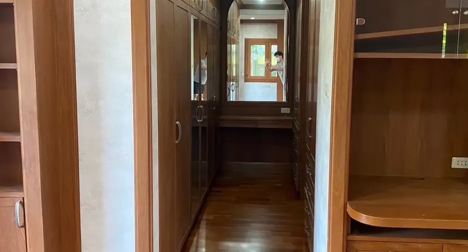 For rent 4 bedrooms house in Watthana, Bangkok